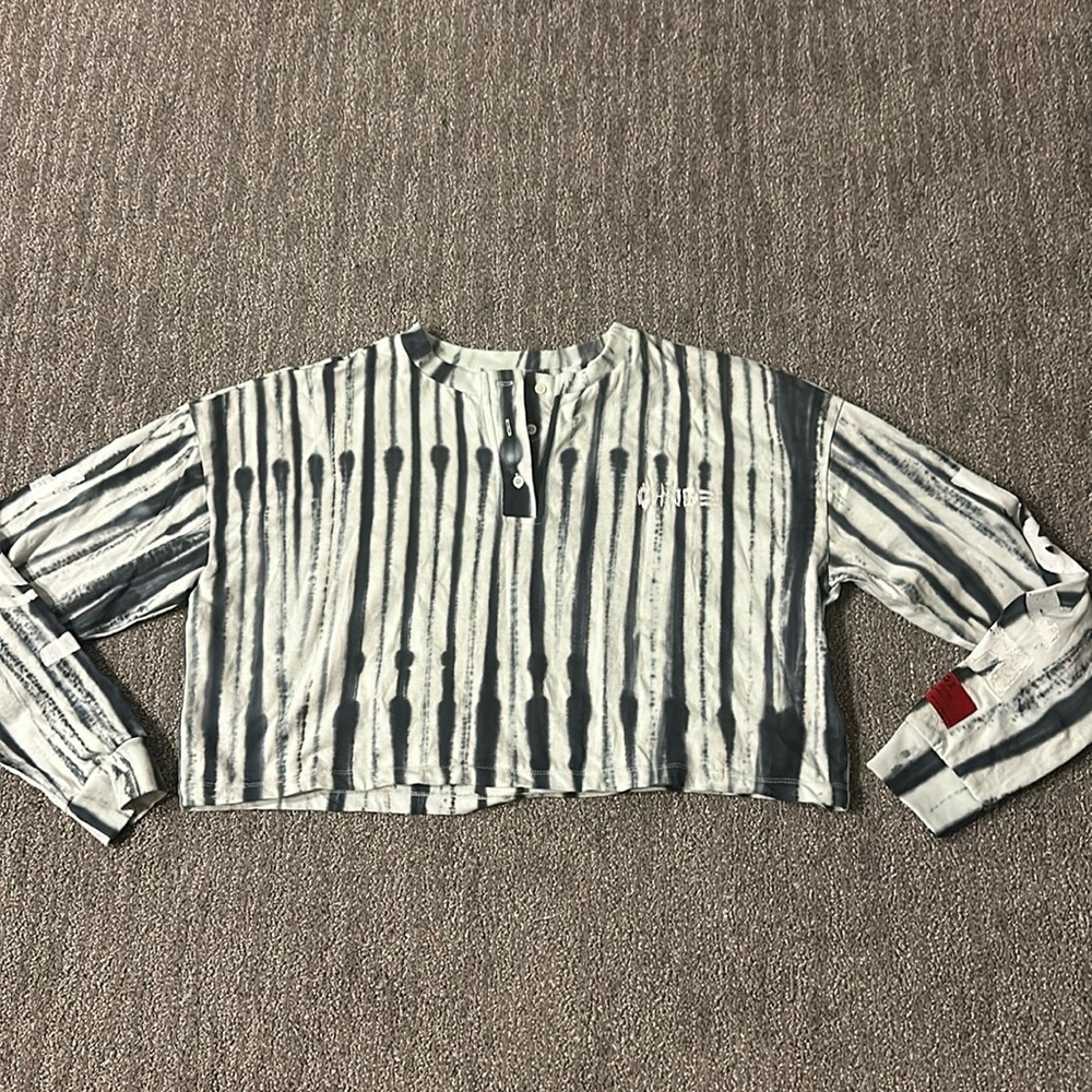 CHNGE Cropped Long-Sleeve Tie-Dye Top in White and Blue-Gray